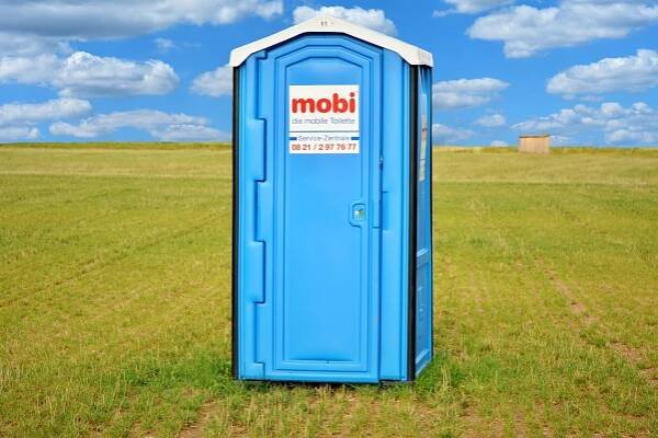 Komfort a hygiena na dosah díky pronájmu mobilních toalet