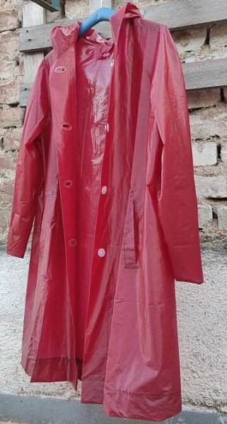 Retro pláštěnka FATRA, stará, značená ,f', vínová barva, ČSSR, od 1.- - Starožitnosti a umění