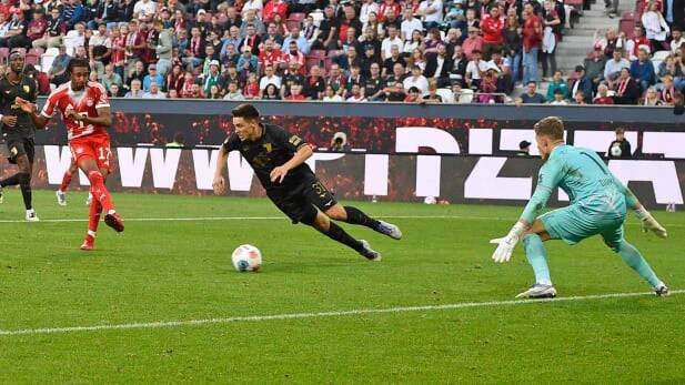 Nur drei Minuten nach dem Wiederanpfiff stellte Michael Olise auf 3:0. Der Außenspieler ließ erst Keven Schlotterbeck ins Leere grätschen, ehe er Finn Dahmen überwand.