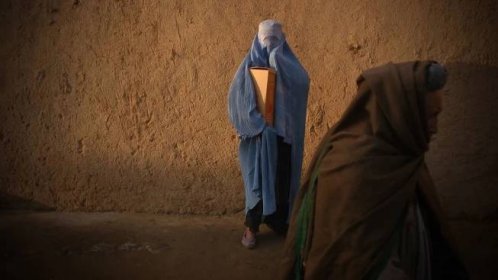 Tálibán nařídil ženám vystupovat v televizi se zakrytým obličejem. Prý se radují - Novinky