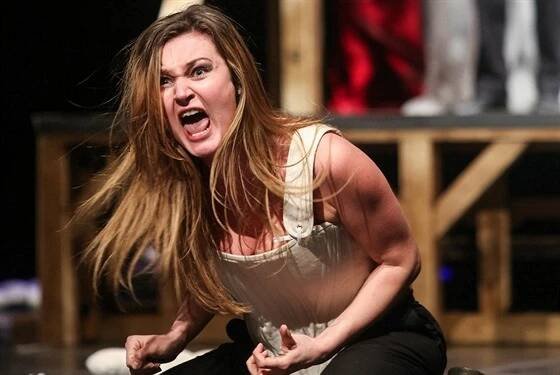 Lada Bělašková v představení Shakespearova Macbetha na snímku z února 2014.