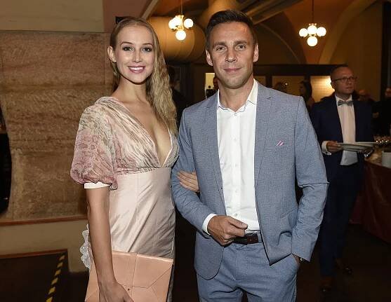 Petra Vraspírová se na premiéru vyzbrojila hlubokým výstřihem: Takhle jí to vedle Romana Vojtka slušelo