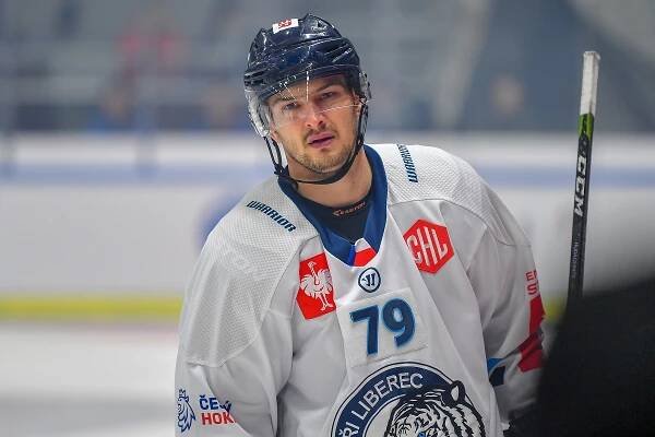 Hodně nás to mrzí. Ke konci jsme už bruslili do kopce, smutní dvougólový Libor Hudáček