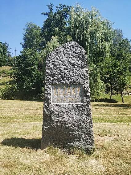 Soubor:Pomník Ležáky, (Vrbatův Kostelec).jpg – Wikipedie