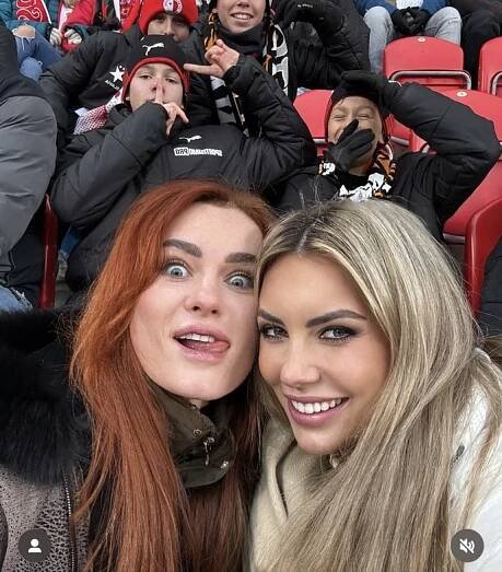 FOTO: Viktorie s Marií vyrazili na zápas fotbalové Slavie. Zřejmě šly podpořit brankáře Antonína Kinského. – stránka 216