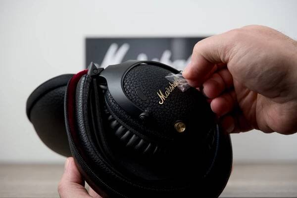 Marshall Monitor III ANC - case open hands 5