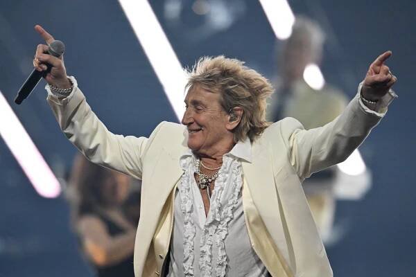 Rod Stewart accepting a lifetime achievement award at the American Music Awards.