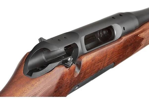 Detail opakovacej guľovnice HAENEL Jaeger 10 STANDARD s pažbou z orechového dreva a mechanizmom uzamykania.