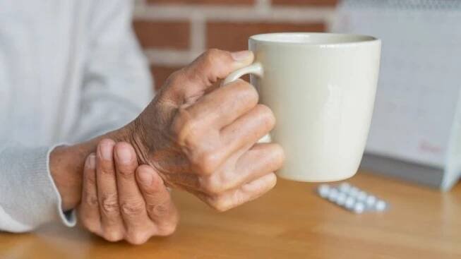 Na Parkinsonovu nemoc může upozornit i zácpa. Jak se choroba liší od Alzheimera?