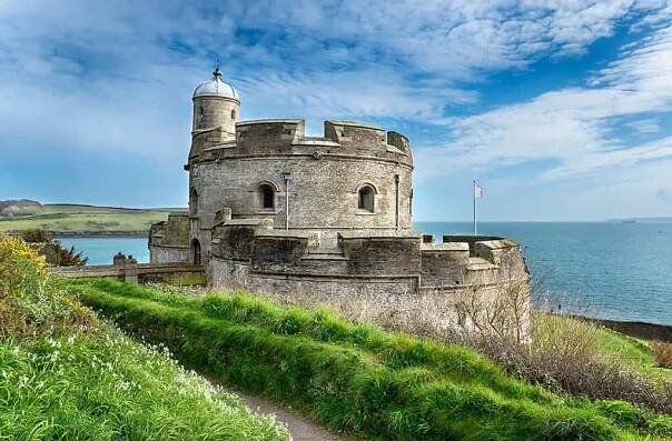 Hrad v St Mawes postavený v roce 1540 a jedna z pobřežních dělostřeleckých pevností Jindřicha VIII. a sesterský hrad Pendennisu na straně Falmouthu.