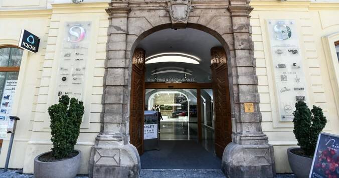 Nájemníkem Slovanského domu je i exmanažer Transněftu Arustamov, oligarcha s kontakty na Putinovu elitu