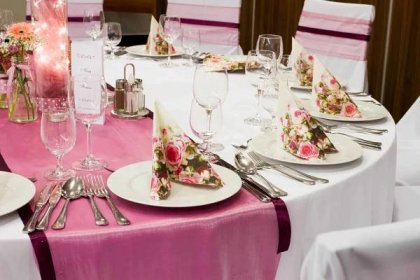 Elegantní svatební tabule prostřená v růžovo bílých barvách