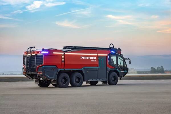 Hasičské auto s výkonem supersportu? Rakouská šestikolka ukazuje budoucnost požárnictví. Bude elektrická, ale prý to nevadí