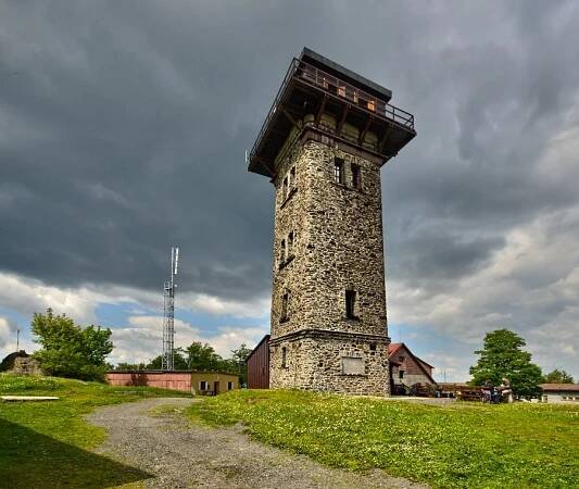 Pod věží