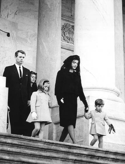 Fotky: Vražda Kennedyho. Kvůli vyšetřování nesli do Kongresu zakrvácenou košili