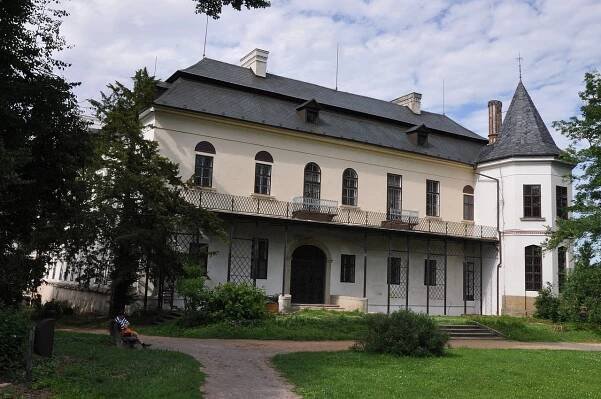 Zámek Slatiňany - otevírací doba, akce, ubytování, prohlídky, vstupné, foto, počasí