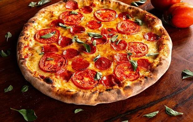 bezplatná Lahodné Papriky A Rajčatová Pizza Na Dřevěný Stůl Základová fotografie