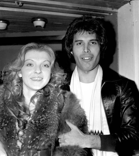 Bývalý komorník Freddieho Mercuryho (†45): U malého Stonehenge představil svou kapelu!