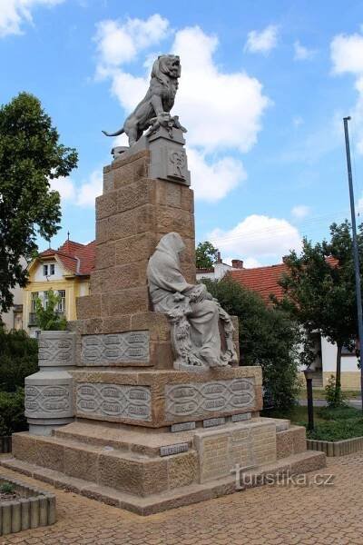 Lysice, přední strana pomníku