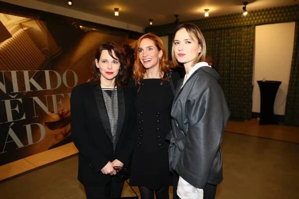 FOTO: Barbora Bobuĺová, Hana Vágnerová a Rebeka Poláková. – stránka 1