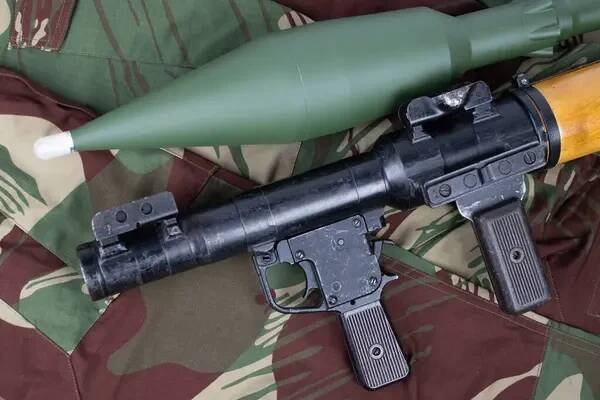 Raketomet poháněný granátomet RPG 7 na pozadí maskování uniforma — Stock obrázek