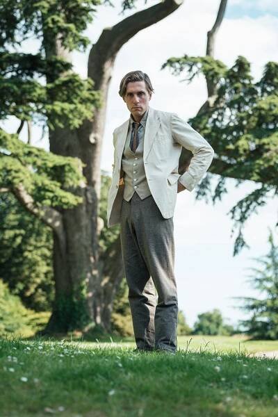 Jack Farthing as Thomas Royde