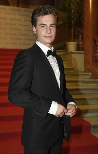 Má krásnou přítelkyni, ale pořád bydlí s kolegou: Tenhle pohledný herec v novém filmu ztvárnil syna Ondřeje Vetchého