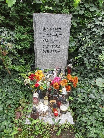 Soubor:Lída Baarová-hrob, Hřbitov Krematoria Strašnice 03.jpg