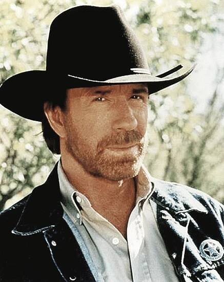 Přišel do nonstopu a chlastal tam až do zavíračky: Chuck Norris slaví narozeniny, přečtěte si 75 vtipů!