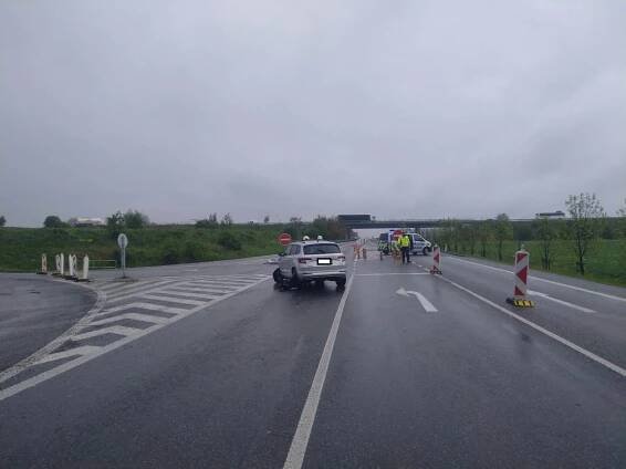 Srážka aut u Drhovle uzavřela silnici z Písku na Strakonice. Tvoří se kolony