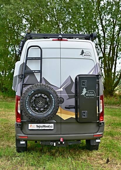 MERCEDES SPRINTER 4x4 L2H2 S NÁSTŘIKEM RAPTOR - VejnyWood