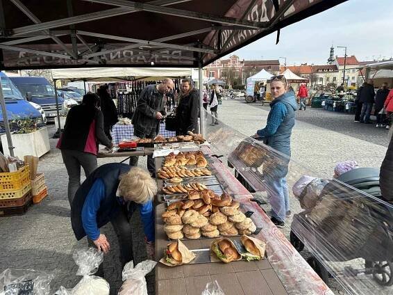 První farmářské trhy v roce 2024 na Staroměstském náměstí v Mladé Boleslavi.