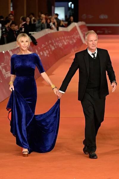Nejsou rozkošní? Sting s ženou Trudie vypadali po 41 společných letech na premiéře zamilovanější než kdy dřív