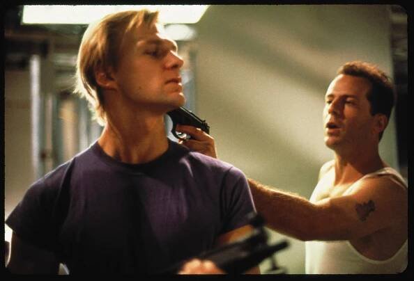 Bruce Willis and Andreas Wisniewski in Smrtonosná past (1988)