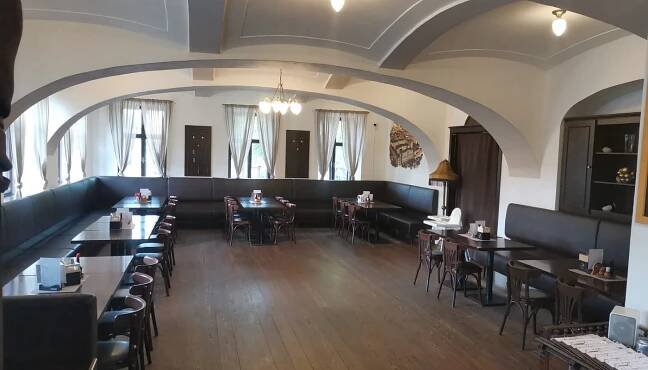Restaurace Dělňák se nachází na náměstí v Novém Městě pod Smrkem