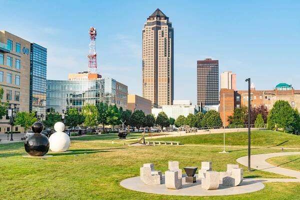 10_RoadTrips_Route66__DesMoines_shutterstock_1265340310