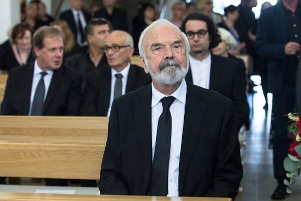 Foto: Svěrák, Geislerová, Dejdar i Patrasová. Plný kostel se rozloučil s Abrhámem