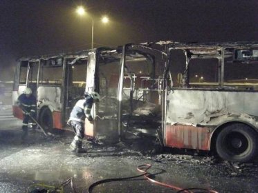 V pražské Krči shořel autobus přímo v zastávce
