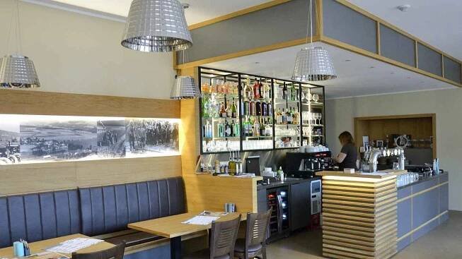 PODÍVEJTE SE: Obec Tmaň otevřela stylovou restauraci, šlo to i bez dotace