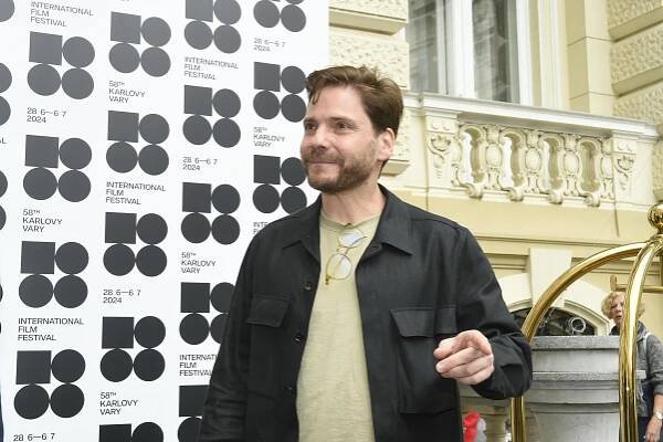 Další hvězda ve Varech. Na festival dorazil představitel Nikiho Laudy z Rivalů