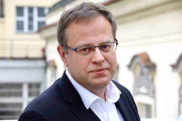 Hlavním koordinátorem projektu je moderátor České televize a výzkumník Václav Moravec. Projekt má zajištěný rozpočet na 30 měsíců, k dispozici má 1,5 milionu eur (zhruba 36,5 milionu Kč). Foto: Ludvík Hradilek, Deník N