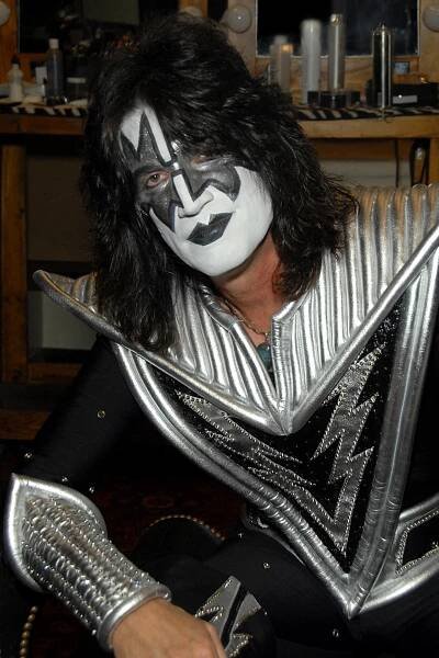Soubor:Tommy Thayer 2012.jpg