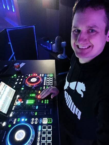 DJ Tajfun: Fotky ze svateb, večírků, plesů a dalších akcí.