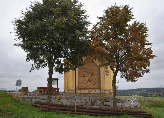 Chmelové sloupy u Blšan. Kříž připomíná kostel a svatováclavskou legendu