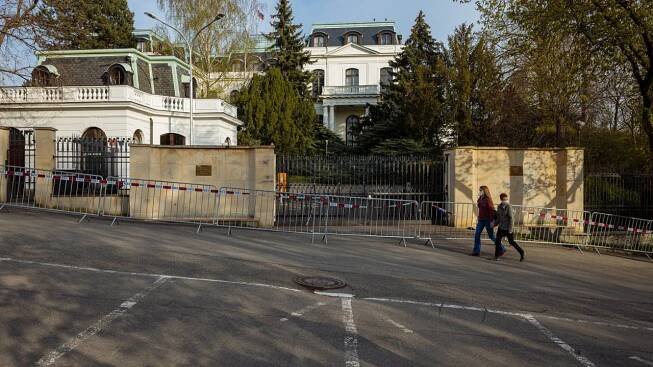Zničení sochy rudoarmějce je věc Česka. Ruská jurisdikce se nevztahuje ani na Krym, natož na Teplice, ohradil se Lipavský