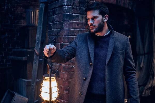 Jeremy Irvine - Hlasy mrtvých - Z filmu