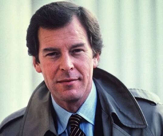 Peter Jennings Biography - Facts, Childhood, Family Life & Achievements