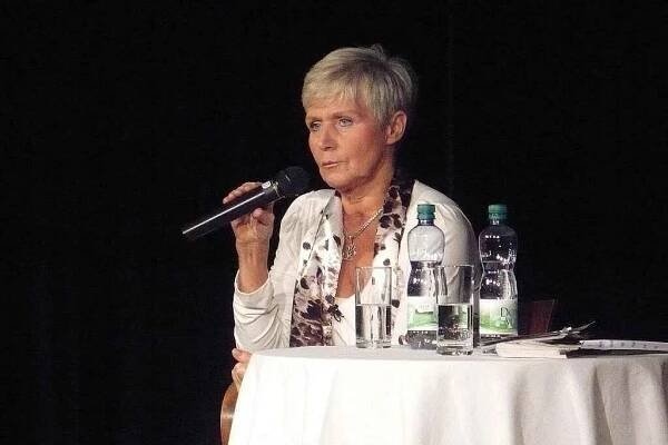 Beseda s chrudimskou rodačkou Consuelou Morávkovou v rámci natáčen pořadu ČT 13. komnata.