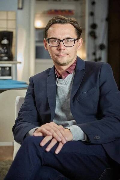 Kvido z Báječných let pod psa jako ‚pěknej křivák‘: Jakub Wehrenberg v seriálu režíroval sám sebe