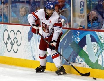 Lední hokejista Jaromír Jágr se výhrami na zimních olympijských hrách, mistrovství světa a ve Stanley Cupu stal jedním z prvních dvou českých držitelů tzv. Trojkoruny
